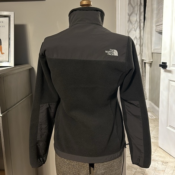 **SOLD ON MERCARI**The North Face Denali gray & pink women’s fleece jacket small - Picture 4 of 11